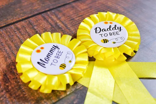 Vista 2 de HAPPYLAND - Pin de insignia de hojalata para baby shower de abejas amarillas para mamá y papá para mamá, juego de fiesta de revelación de género