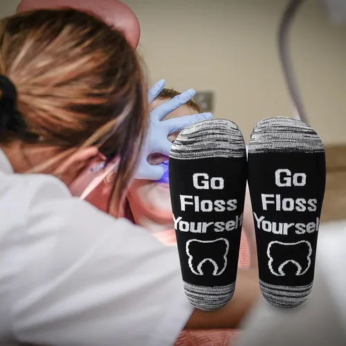 Vista 7 de LEVLO Divertidos regalos para dentistas dentales, calcetines con texto en inglés Go Floss Yourself, regalos para higienista dental, dentista