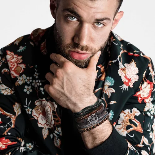 Vista 4 de Hanpabum 18 pulseras de cuero trenzado para hombres y mujeres, pulsera tejida con cuentas de madera, pulseras étnicas tribales ajustables, Cuero