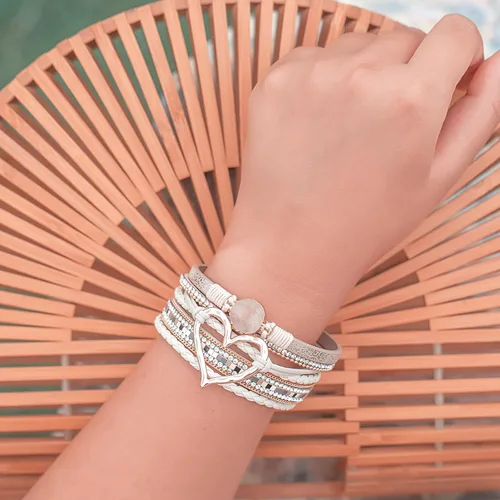 Vista 4 de FANCY SHINY Pulseras de cuero con forma de corazón, apilables, bohemias, pulseras de diamantes de imitación de resina de moda con cierre magnético