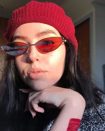Vista 2 de FEISEDY Gafas de sol de diseñador de moda Retro pequeños pétalos forma arco templo diseño B2298