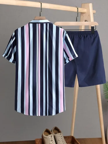 Vista 2 de Verdusa Conjunto de 2 piezas para hombre, camisa hawaiana con botones y trajes cortos a rayas