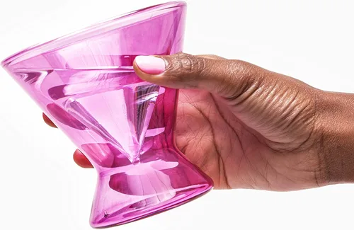 Vista 4 de Dragon Glassware x Barbie Vasos de Martini sin Tallo - Juego de 2 vasos de Martini de 7 onzas color rosa y magenta - Juego de cóctel con aislamiento