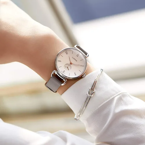 Vista 3 de SURVAN WatchDesigner Swiss-Quartz Fashion Wrist Watch for WomenMen Sapphire Mirror 18k Yellow Gold Ion-Plated Stainless Steel Case