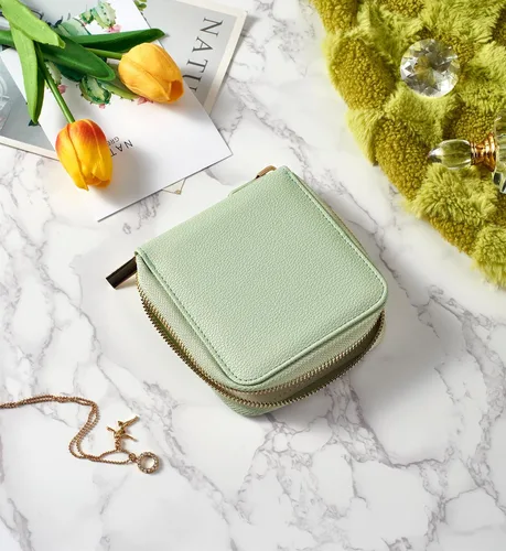 Vista 4 de FEMIECHO Estuche organizador de joyas de viaje, para collares, aretes, anillos, pulseras, artículos esenciales de viaje, bolsas de viaje portátiles