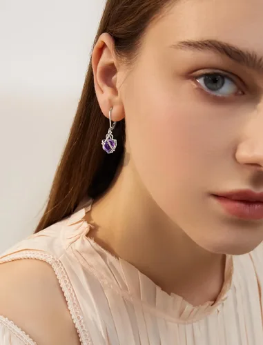 Vista 2 de Aretes colgantes de mariposa de plata de ley 925 con piedra natal de corazón infinito para mujer