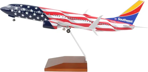 Vista 4 de Skymarks Daron Southwest Freedom One 737-800 1/100 W/Madera y engranaje SKR8288