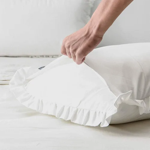 Vista 4 de Paquete de 2 fundas de almohada blancas con volantes de borde tamaño estándar con cierre de sobre (20 x 26 pulgadas)