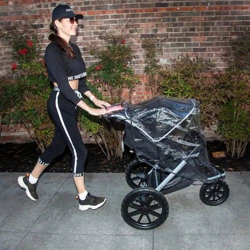 Vista 6 de Graco Funda Universal para Carriola de Bebé, Protector de Lluvia con Ventilación, Impermeable, Resistente al Viento, Tamaño Versátil para la Mayoría
