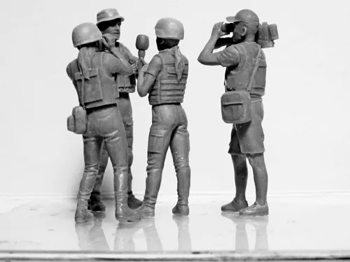 Vista 4 de ICM 35751 - Periodistas en guerra (4 figuras) - Escala 1:35