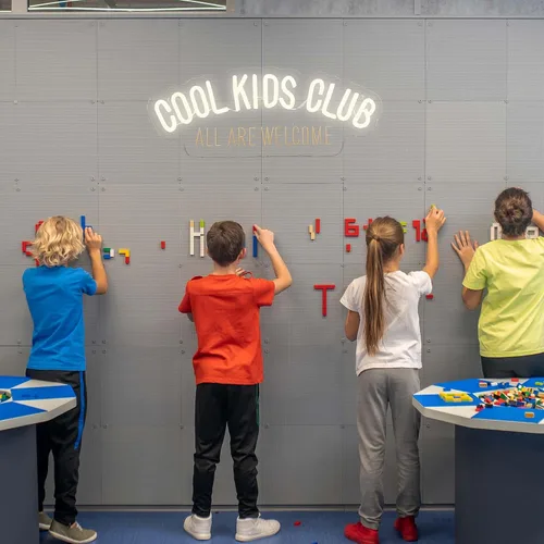 Vista 3 de Letrero de neón Cool Kids Club, luz de neón All Are Welcome hecha a mano, luz LED de neón para habitación de bebé, luces de neón USB regulables