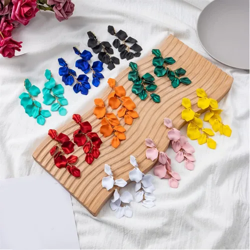 Vista 7 de Pendientes colgantes de pétalos acrílicos largos de flor de rosa para mujeres y niñas, aretes de moda bohemios para regalo de fiesta, Zinc, No es
