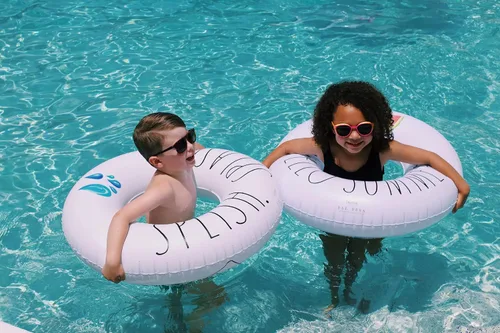 Vista 4 de Rae Dunn x CocoNut Float Junior Ring Float - Balsa inflable de 32 pulgadas y tubo interior de agua duradero - Conducción estable para fiestas