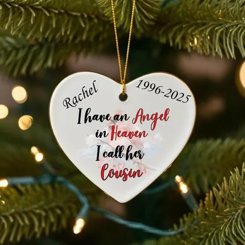 Vista 4 de Adorno de Navidad conmemorativo personalizado 2025 – Recuerdo de cerámica en forma de corazón – Tengo un ángel en el cielo I Call Her Primo – Regalo