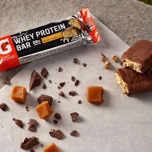 Vista 4 de Gatorade Barras recuperadoras de proteína de suero de leche, caramelo de chocolate, barras de 2.8 onzas (12 unidades)