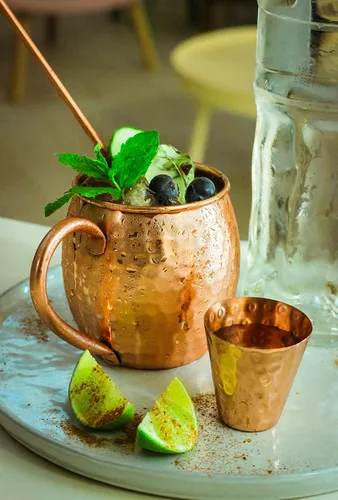 Vista 2 de Moscow Mule tazas Set, 4 Authentic Handcrafted tazas de cobre (16 oz. Cada uno) con 2 onzas Shot vidrio, 4 pajitas, mango madera Posavasos y libro