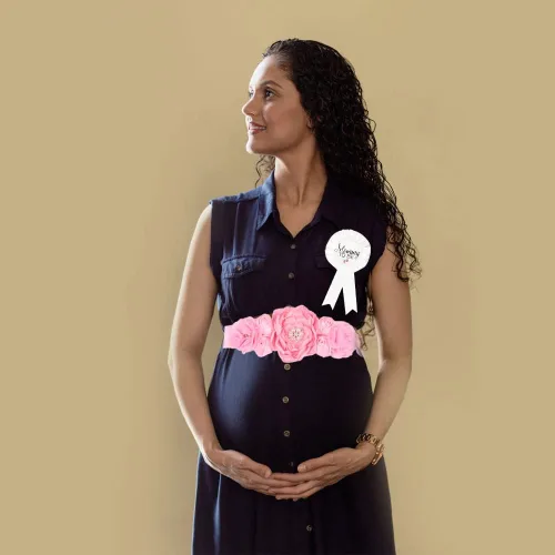 Vista 4 de CoolerthingsDG, 3 piezas, 2 insignias blancas y un cinturón de vientre rosa, banda de maternidad rosa bebé y ramillete de papá para bebé, banda