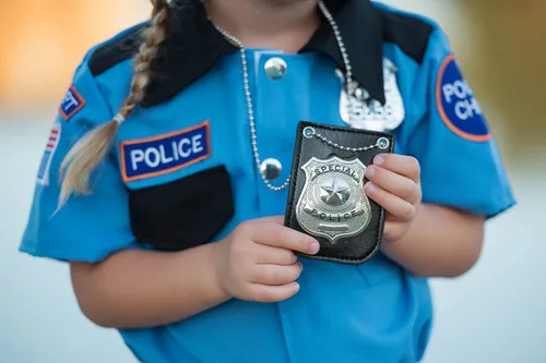 Vista 2 de Dress Up America Pretend Play de Insignia de policía con cadena y clip para cinturón