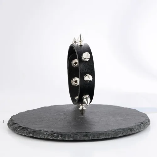 Vista 6 de MILAKOO Pulseras de cuero punk para hombres y mujeres, pulsera de remache de hip hop, pulsera ajustable, Cuero sintético, No es una piedra preciosa