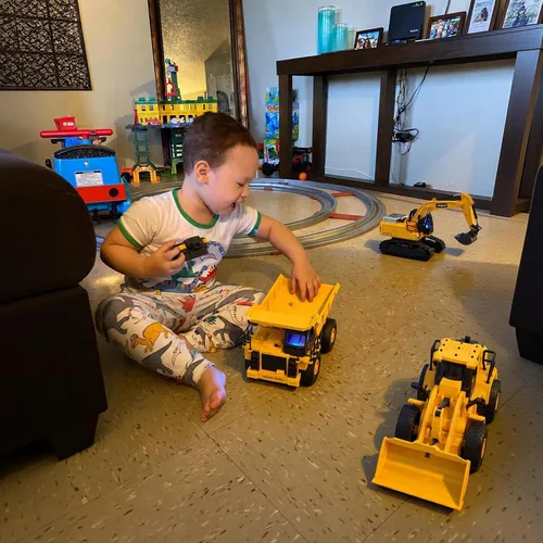 Vista 3 de kolegend Camión volquete RC de juguete para niños, camión volquete de control remoto con cama volquete de trabajo, juguete de construcción RC de 2.4