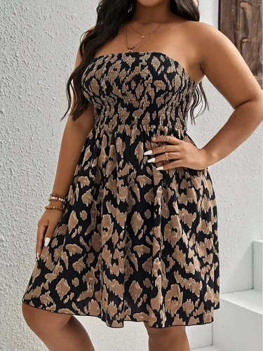 Vista 3 de SOLY HUX Vestido de tubo sin tirantes fruncido con estampado de talla grande para mujer, sin mangas, acampanado, vestidos cortos