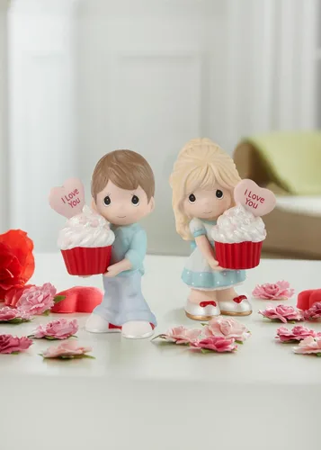 Vista 5 de Precious Moments Figura del día de San Valentín Figura de porcelana You Bake Me Happy Brunette Regalo y decoración del día de San Valentín