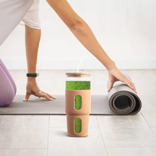 Vista 6 de Vaso de vidrio para beber de 32 onzas con tapa de bambú y popote – Funda de silicona – Se adapta a portavasos de automóvil – Vaso de batido Boba