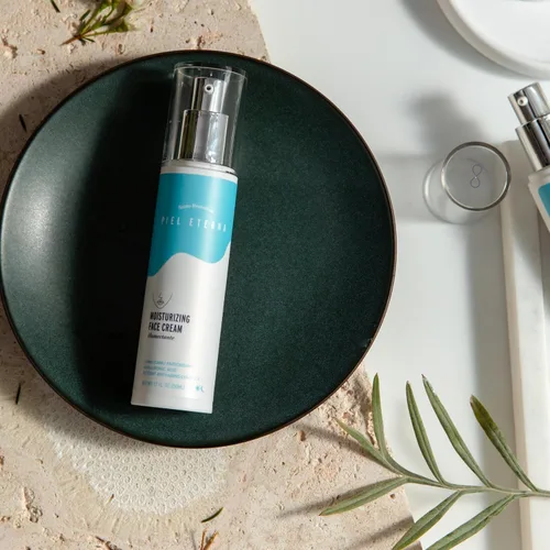 Vista 3 de Santo Remedio, Piel Eterna, Crema facial hidratante, hidrata la piel, hidratante diario, crema de día y noche, contiene ácido hialurónico, vitamina