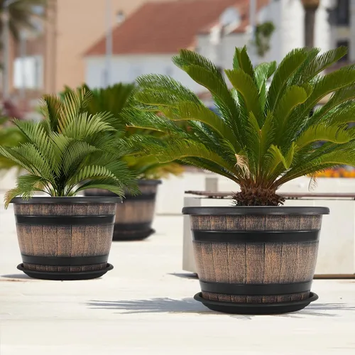 Vista 6 de Quarut Paquete de 3 macetas grandes de plástico de 16 pulgadas, macetas de barril de whisky con agujeros de drenaje y platillo. Macetas de flores