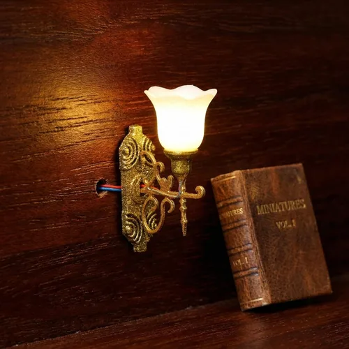 Vista 9 de Yardwe 4 luces LED de pared en miniatura, mini apliques a escala 1:87, lámparas de micro paisaje amarillo cálido, luces de modelo ABS dorado