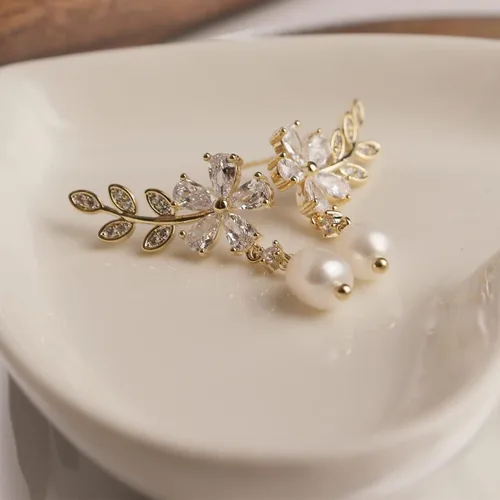 Vista 5 de Sonateomber Aretes pequeños de circonita cúbica, delicados aretes curvados para cartílago para mujer, joyería colgante de cristal con diamantes