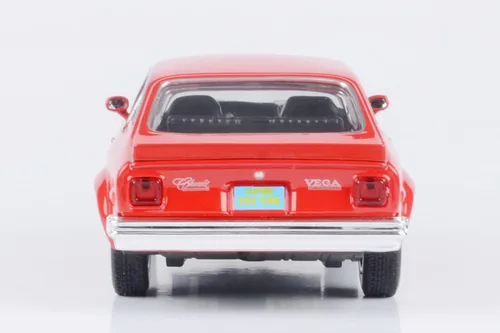 Vista 6 de Motormax 1974 Chevrolet Vega 1:24 Escala Diecast Modelo Réplica Forgotten Classics Series 79046 Rojo