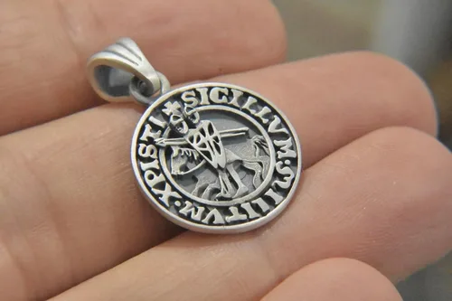 Vista 2 de Colgante de caballeros templarios de plata de ley 925 con sello de los caballeros masónico, joyería hecha a mano