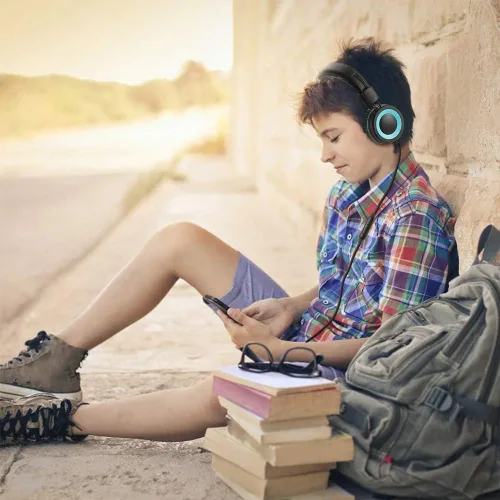 Vista 7 de POWMEE M3 - Auriculares para niños con micrófono, ligeros, plegables, ajustables, estéreo, con graves con cable de 4.3 ft sin enredos para Negro