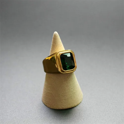 Vista 6 de Anillo de acero inoxidable chapado en oro con piedra cuadrada disponible en varios