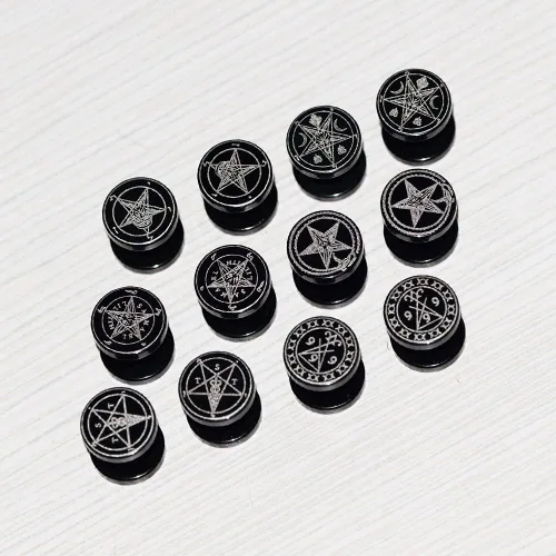 Vista 3 de FLYUN 6 pares de aretes de calavera para hombre, aretes de calibre falso, aretes de tapones falsos para hombres y hombres, aretes negros