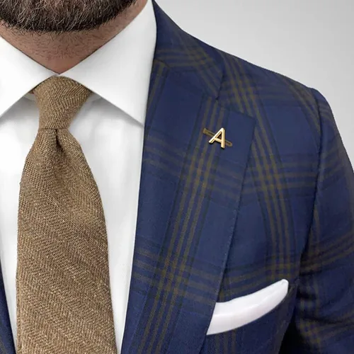 Vista 3 de AMITER Alfiler de corbata con inicial doradaplata para hombre con clips de cadena para corbata, pajarita y sombrero