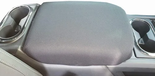 Vista 7 de Car Console Covers Plus Fabricado en Estados Unidos, diseñado para Nissan Titan 2016-2024 con asientos de cubo de consola fija en la imagen que se