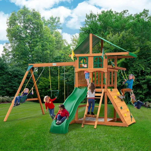 Vista 2 de Gorilla Playsets 01-1080 Avalon Treehouse - Juego de columpios de madera con techo de vinilo verde de gran tamaño, brazo de trapecio, pared