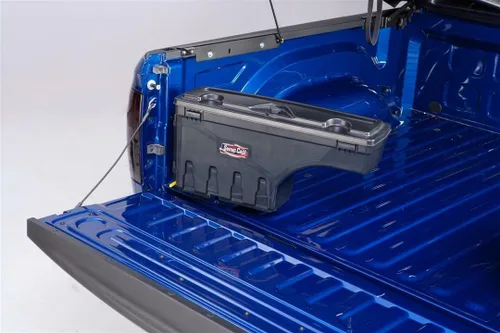 Vista 3 de RealTruck UnderCover SwingCase - Caja de almacenamiento para caja de camioneta; SC500D; compatible con Nissan Titan 2004-2021 del lado del conductor