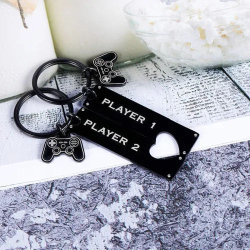 Vista 2 de Regalos para novio de novia divertido jugador de jugador 1 jugador 2 llaveros a juego para jugador novio pareja llavero de San Valentín Negro