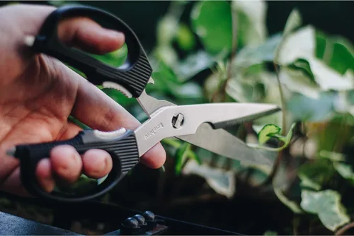 Vista 4 de Kershaw Taskmaster Tijeras negras, multiusos, con cuchillas de acero inoxidable de 3.5 pulgadas, tijeras de cocina y utilidad con herramientas