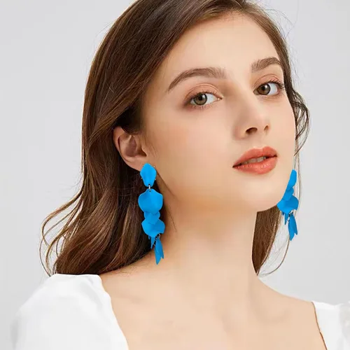 Vista 3 de Aretes largos de acrílico con diseño de pétalos de rosa, aretes colgantes de flores exageradas, aretes de borla floral para mujeres, fiestas, uso
