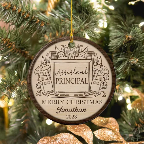 Vista 3 de Adorno de cerámica personalizado de asistente principal, adornos de Navidad del mejor asistente del mundo, texto personalizado, año y nombre de Papá