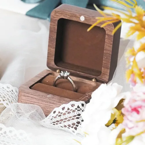 Vista 3 de Caja de madera para anillos grabada, caja de almacenamiento de joyas cuadrada rústica, caja de anillo vintage para ceremonia de boda, compromiso