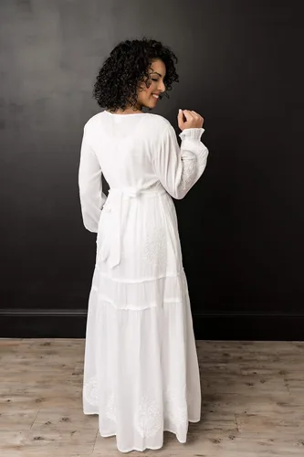 Vista 2 de White Elegance Vestido de manga larga de algodón para mujer, color blanco modesto, con botones en la parte delantera