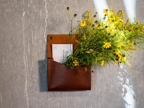 Vista 2 de Organizador de almacenamiento colgante de cuero suave para colgar en la pared, clasificador de correo, soporte para cartas, estante para llaves