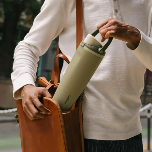 Vista 6 de Owala FreeSip - Botella de agua de acero inoxidable aislada con boquilla de dos vías, popote integrado y asa de cubo, hecha para viajes, escuela