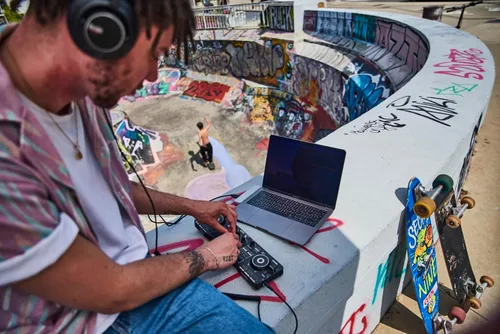 Vista 2 de Hercules DJ Control Starlight Controlador Compacto con Serato DJ Lite