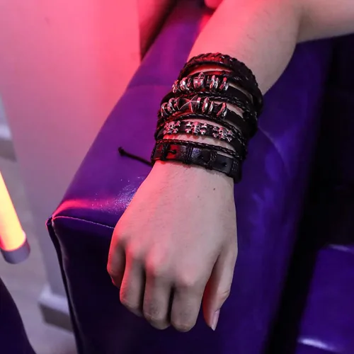 Vista 8 de Eigso Pulsera de cuero punk con calavera para mujer + cinturón de cuero de calavera para mujer